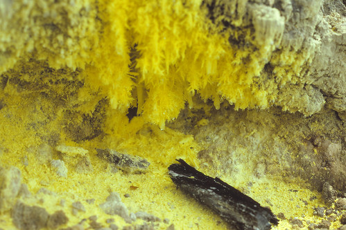 gunung pusuk buhit hot spring sulphur svovl sulfur yellow gul vulkan vulcano mountain toba lake sumatra indonesia travel rejse 1992 nikon f301 fumaroles