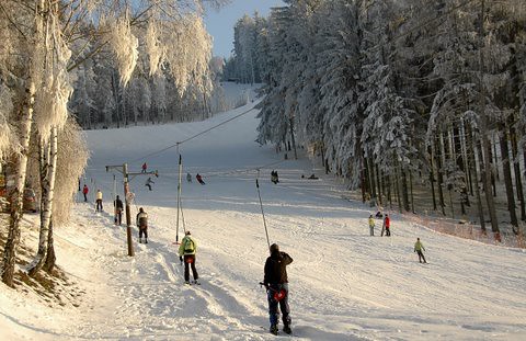 Přijďte si VEČER zalyžovat do lyžařského areálu HLINSKO