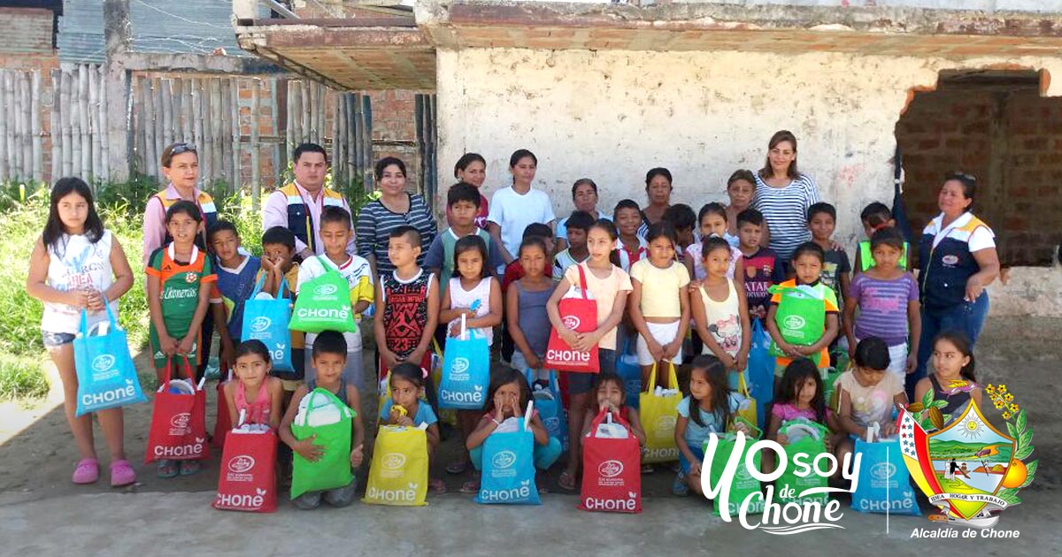 Alcaldía de Chone entregó útiles escolares a niños y niñas de dos barrios
