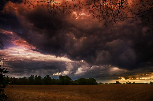 menacing threatening ominousstormclouds foreboding astormbrewin sky clouds sunset farmland canonef24mmf14liiusm hdr langtoft lincolnshire uk