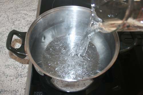 15 - Topf mit Wasser aufsetzen / Fill pot with water