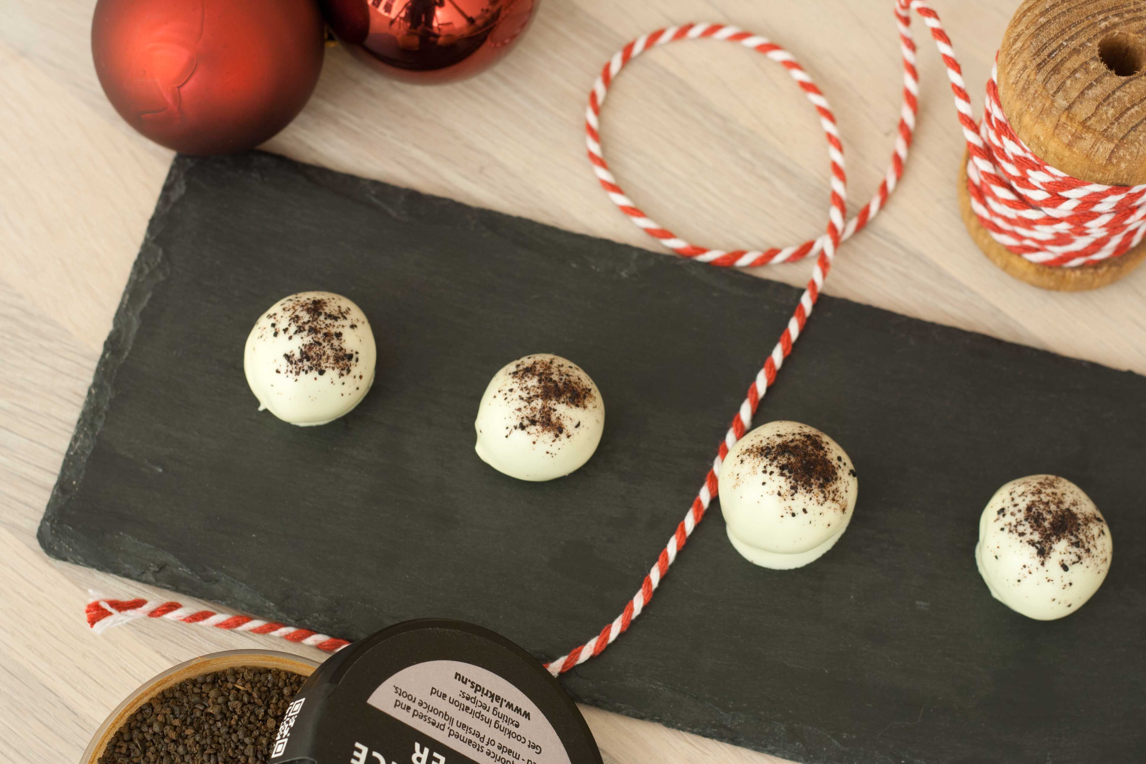 Opskrift på hjemmelavede Marcipankugler med lakrids & hvid chokolade - perfekt til jul, nem opskrift