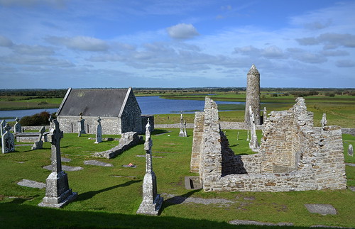 ireland irish ruins clonmacnoise headstones offaly monasticsite templeconnor templeciarán templefinghín mccarthystower roundower