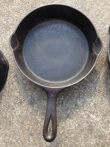 Griswold 9 Cast Iron Skillet. Medium Block Logo, Very Good Used Condition.  