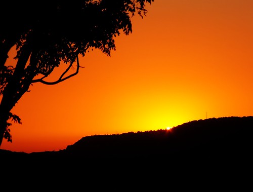 sunset pordosol orange sun mountain black tree sol portugal backlight contraluz poste laranja preto pole algarve árvore montanha loulé