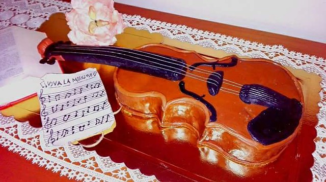 Violin cake made with pasta of cereals and chocolate and covered and decorated in pdz by Rina Esposito‎