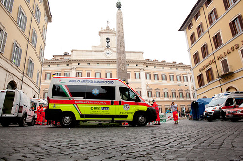 Fermi tutti: volontari e ambulanze a Montecitorio