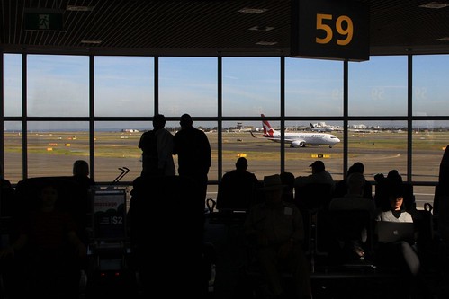 Qantas 737-800 taxis past the terminal