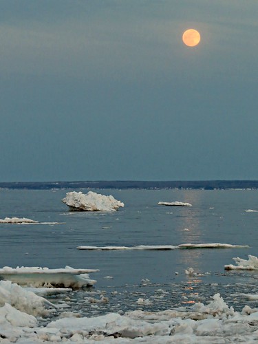 bayofchaleur water ice icefloe beach moon driftice sunset evening reflection light outdoors nature beresford newbrunswick