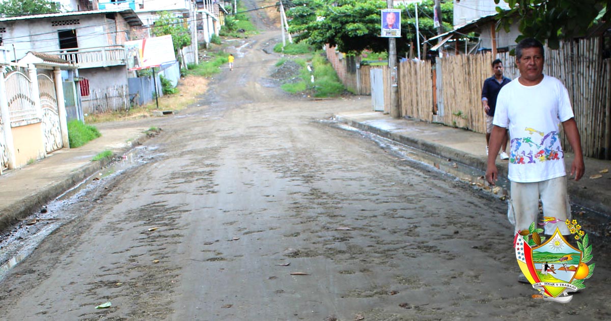 Adecentan calles del barrio Miraflores en Chone