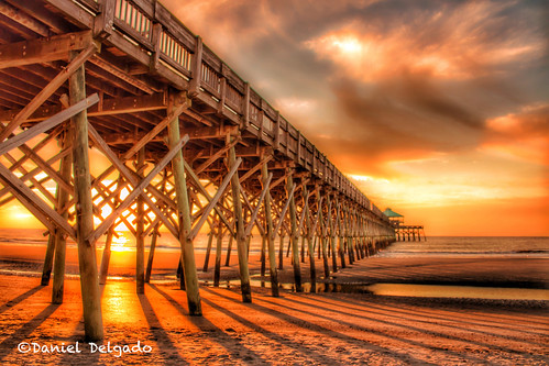 sunrise sun light beach water sand clouds orange yellow pier dock artistic creative wood structure amanecer sol luz playa agua arena nube naranja amarillo muelle artistico creativo landscape paisaje flickrfriday charleston sc usa us catchycolors follybeach southcarolina danieldelgado seascape golden canon danieldelgadophotography