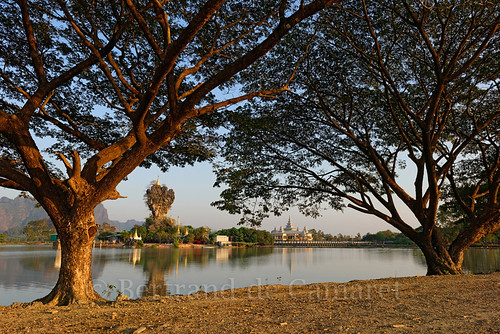 asie asia myanmar birmanie kyaitkalat piton rocher temple architecture arbre tree lac lake bertranddecamaret hpaan sunset coucherdesoleil ngc nationalgeographic horizontale