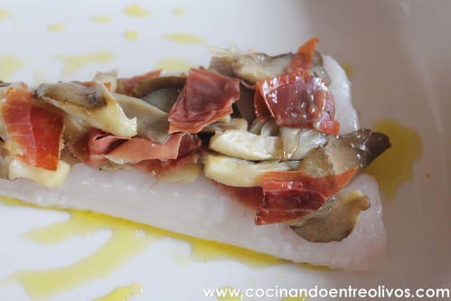 Merluza rellena de setas, langostinos y jamon www.cocinandoentreolivos (6)