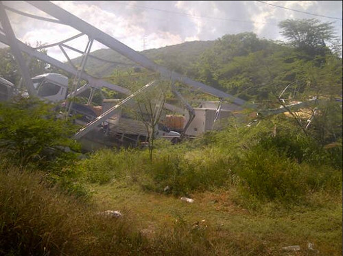 Se desplomó el puente de Boca de Uchire en la Carretera Nacional Troncal 9