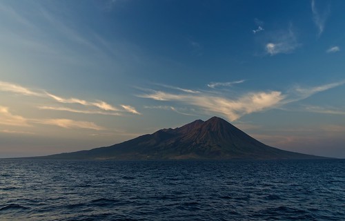 indonesia island volcano sumbawa nusatenggara lessersundaislands sangeangisland gunungsangeang sangeangapi