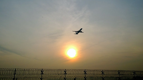 india plane sunrise fence airport december flight kerala smartphone barrier takeoff kochi 2013 lumia1020 nokialumia1020