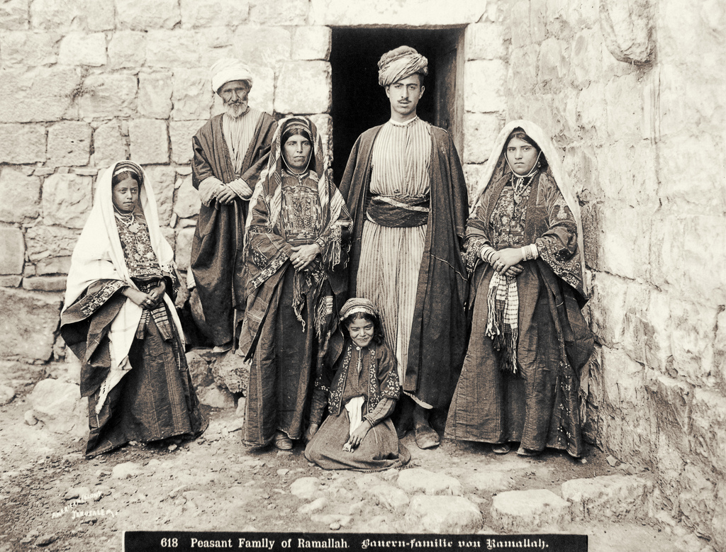 24. Familia palestina en Ramallah. Hacia 1948. Autor, Gnuckx