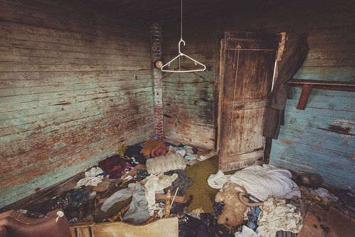old house abandoned home rural virginia dirty clothes urbanexploration exploration deteriorated urbex courtland