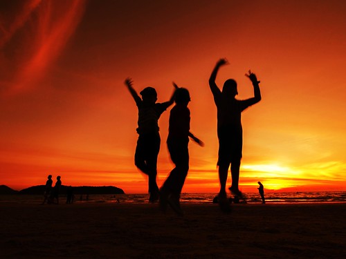 sunset sundown beach clouds sky orange kids happy enjoy holiday vacation jump pantaicenang langkawi kedah malaysia travel places trip canon eos700d canoneos700d canonlens 10mm18mm wideangle