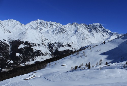 suisse vichères montagnes hiver neige alpages arbres paysages nature bleu vald’entremont bavon vichèresbavon écuries chalets sapins mélèzes