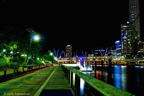 nightphotography bridge light night centre brisbane boardwalk cbd brisbaneriver cultural queenslandaustralia kurilpa abigfave brisbanecitybynight infinitexposure kurilpabridgeatnight