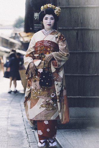 alley asia asien autumn fall gasse herbst japan kyoto makemesmile memories paths people personen portrait reisen streetphotography travel vignette geisha