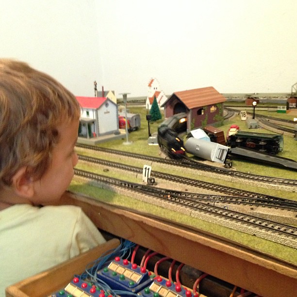 Eric flipa con la maqueta de trenes del padre de @edupaz :)