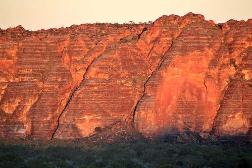 sunset red sandstone oz stripes australia wa domes westernaustralia eveninglight bunglebungles purnululunationalpark bungles purnululu sandstonemountains beehivedomes flickrtravelaward