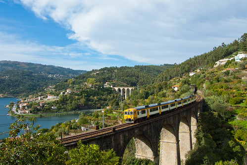 bridge portugal rio train river utd ponte railcar douro cp regional pala comboio automotora 592 fujifilms6500 linhadodouro ruinunes