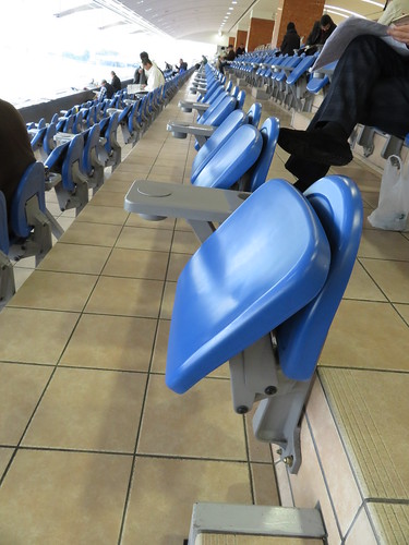 小倉競馬場の３階一般席の椅子