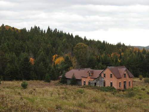 abandoned farmhouse thorne quebec canada maisonfantome autumn automne greermount