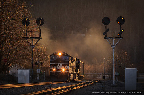 railroad sunset railway trains signals railfan norfolkandwestern norfolksouthern