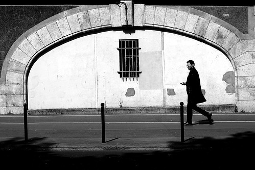 paris13 homme man gate grille ombre shadow lumière light photoderue streetview urbanarte noiretblanc blackandwhite photopascalcolin