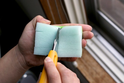 サッシ 窓枠レールが簡単きれいに 切り込みスポンジを使ったお掃除術 Icoro