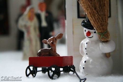 christmas macro canon wagon reindeer snowman deer upclose christmasvillage redwagon hoohaa52 hh52y351