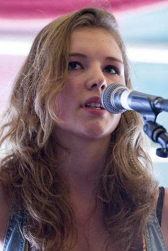 Carlijn Mulder tijdens een singer- songwriter middag in Café de Saeck