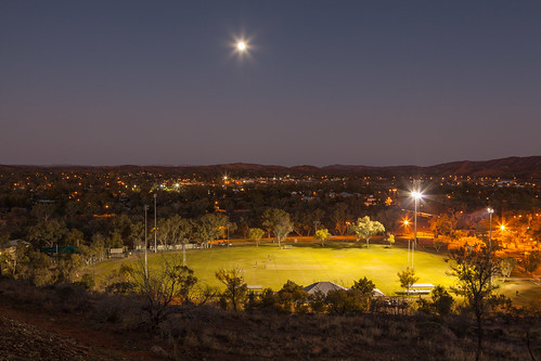 longexposure evening town view desert australia lookout fullmoon outback playingfield northernterritory alicesprings floodlights anzachill