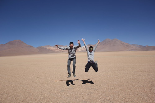 Nous deux dans le désert de Dalí : à gauche Hadrien, à droite Jum