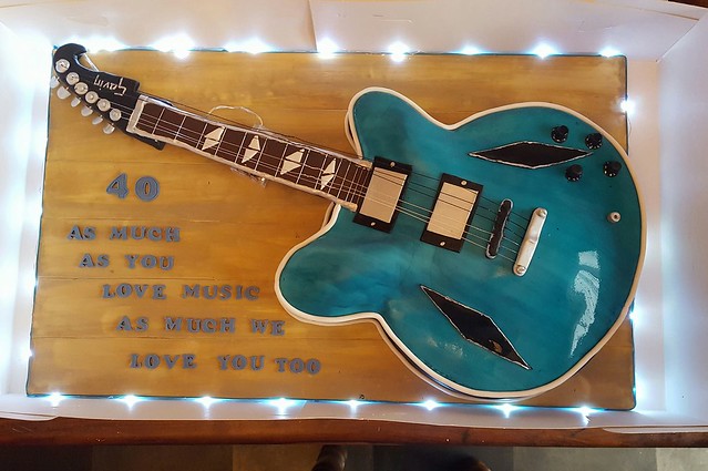 Gibson Guitar Cake by Andrea Leiter of SwissMiss Cakes & Sweet's