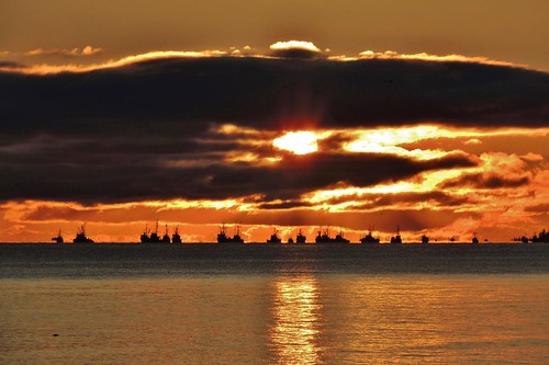 canada beautiful sunrise boats dawn fishing bc vancouverisland herring qualicum qualicumbeach {vision}:{car}=0592 {vision}:{clouds}=0681 {vision}:{sky}=0868 {vision}:{sunset}=0927