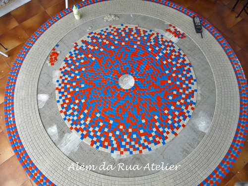 Mesa de mosaico colorida