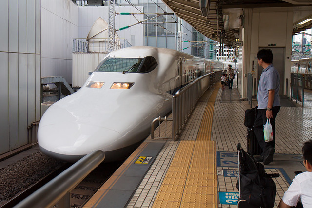 Japanese fora. Скоростной поезд Токио. Скоростной поезд в Киото из Токио. Токио Осака поезд. Поезда в Токио 2000.