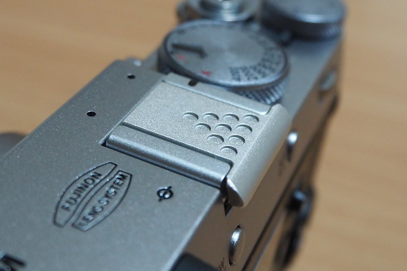 FUJIFILM X100F 【F-Foto】 メタル シューカバー B『各社 カメラ 対応 ストロボ 接点保護 ホットシューカバー本体をX100Fに装着横側