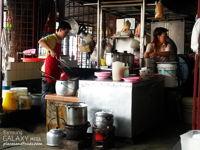 san peng prawn mee stall cooking