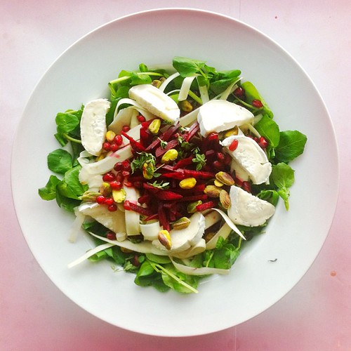Beetroot week, recipe n.2: #goat #cheese #raw #beetroot #pomegranate  #shaved raw #parsnip #thyme #watercress #pistachios extra virgin olive oil, balsamic vinegar. #salad #salads #saladjam #saladlunch #saladpride #lunch #veggie #vegetarian #veggieshare #h