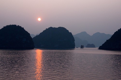 sunset vietnam halongbay