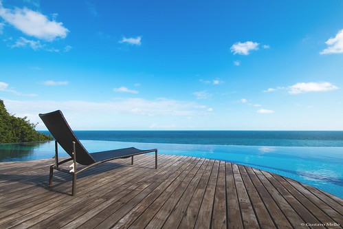 piscina borda infinita infinity pool mar ocean sea paisagem landscape cadeira chair céu azul sol verão summer