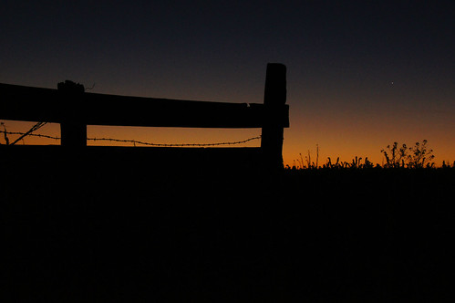california ca carrizoplain carrizoplainnationalmonument sunrise fence fencepost barbedwire silhouettes sanluisobispocounty usa venus themorningstar morningglow