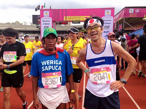 Maratón de la Ciudad de México 2013 - Arnulfo Quimare y un corredor japones