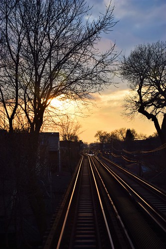 sunset el tracks train elevated brownline chicago sun light golden orange